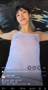 【画像】温泉女子さん、温泉レポをするもタオルから乳首が透け透け