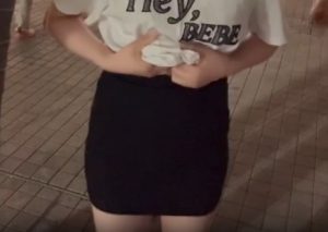 【動画】貧乳さん路上でおっぱいを晒してしまう