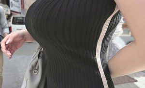 【画像】街行く男が絶対にガン見してしまうデカおっぱい女wwwwwwwwwww