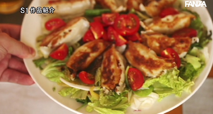 【画像】このAVの餃子の盛り付け方って一般的なんか？