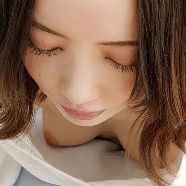 ノーブラや浮きブラのせいで乳首がポロリしちゃった着衣美女たち