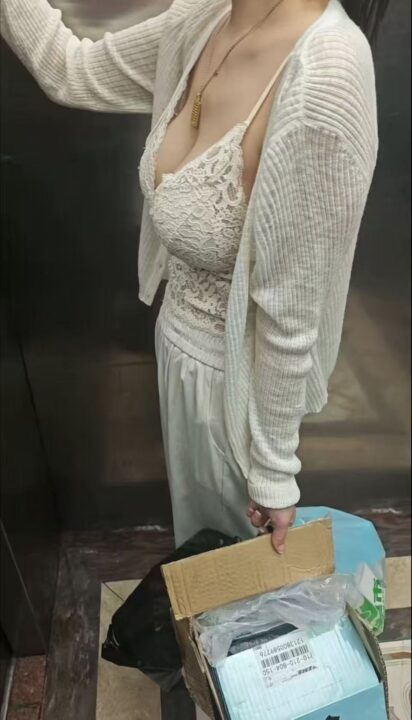 【画像】地味顔巨乳見つかってしまう