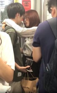 【動画】チー牛、電車内で彼女とベロチュー