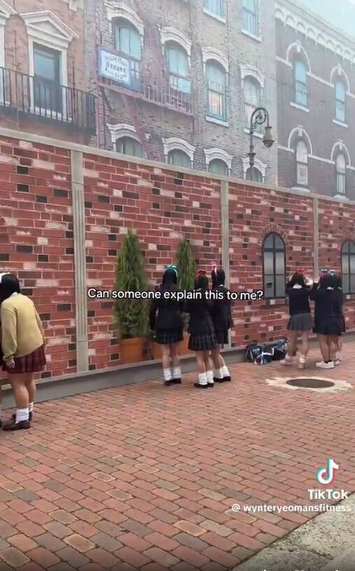 【動画】USJ、漫才師志望のJKたちの練習場所と化す