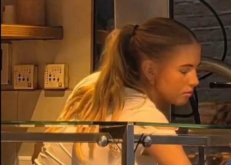 【動画】オランダの爆乳アイス屋さんwwwwww