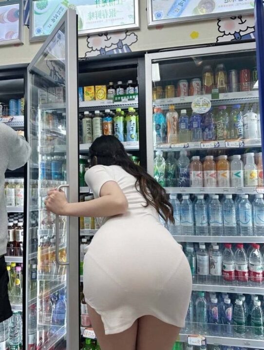 【画像】コンビニでスケベ