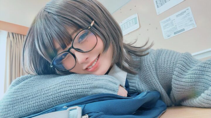 【画像】馬鹿「メガネはデバフ。美少女をブスにする」天才ぼく「それでは、こちらをご覧ください」