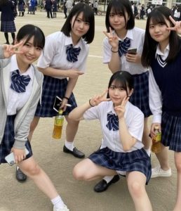 【画像】文化祭JKさん、見えてはいけないものが見えてる状態をSNSにアップしてしまう😭