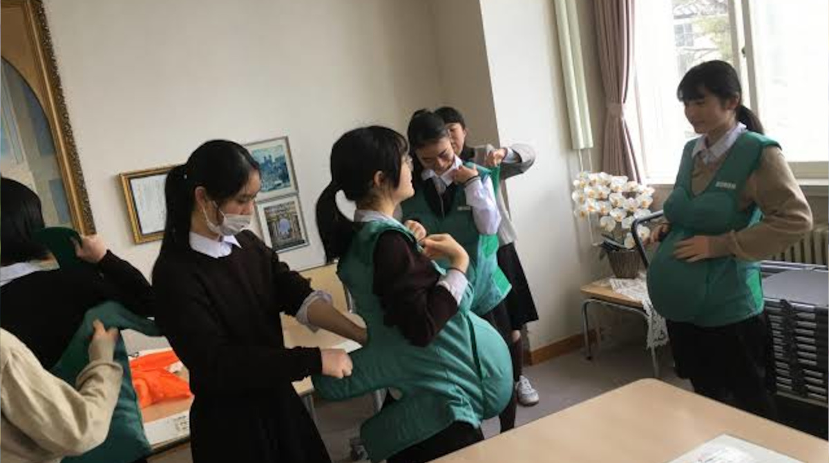 【画像】女子中学生、おっぱいと赤ちゃんを付けさせられる