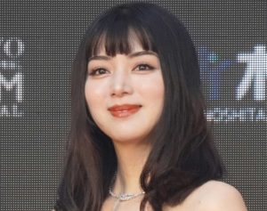 【朝トク】池田エライザさん控え目なおっぱいを強調してしまうwwwwww