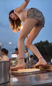 【動画】台湾美女の屋台、ついに“手”を使うのをやめる