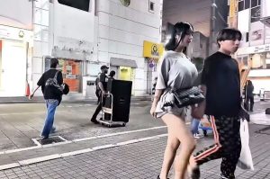 【動画】こんなおっぱい女を連れて歩いてたらおっぱい星人だと思われるだろ