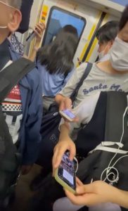 【動画】小指でひたすらJKの生腕に触れようとするキモジジイ激写される