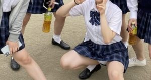 【画像】文化祭JKさん、見えてはいけないものが見えてる状態をSNSにアップしてしまう😭